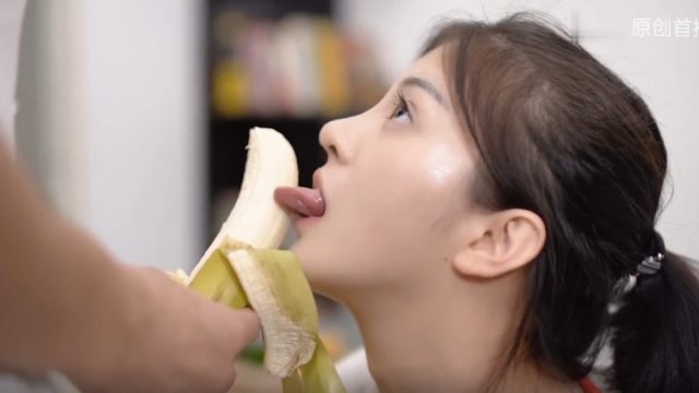 Phang mạnh cô em bạn thân nứng lồn