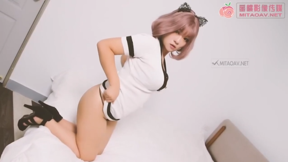 Sex Thái Lan đè cô em xinh tươi ra địt cực mạnh vào lồn